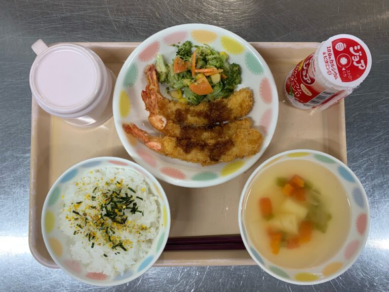 ５/９　今日の給食　お誕生日メニュー👑